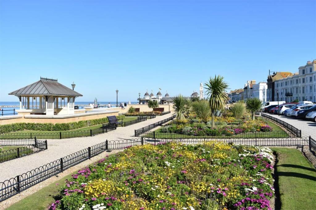 Grand 2 Bed Georgian Apartment At Florence House With King Bed, In The Heart Of Herne Bay & 300M From Beach Exterior foto